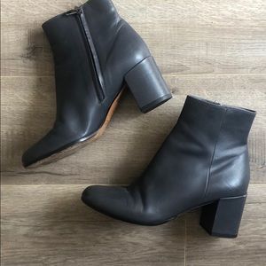 Vince charcoal 6.5 Ankle boot
